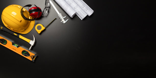 安全工作。施工现场防护设备以木质为背景，平铺，复制空间，俯视图图片下载