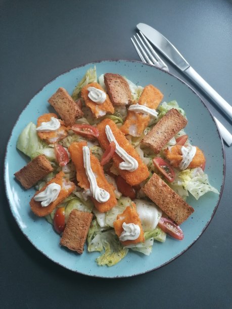 蔬菜沙拉配鱼条图片下载