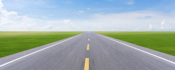 漫漫长路进入草地和蓝天，景观尽收眼底。图片下载