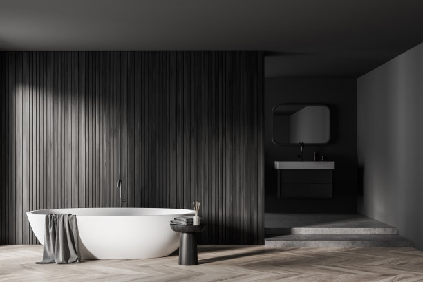 黑暗的浴室内部，浴缸与毛巾和水槽与镜子图片下载