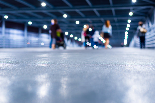 行人隧道与灯笼。人们走在路上。城市的夜晚。图片下载