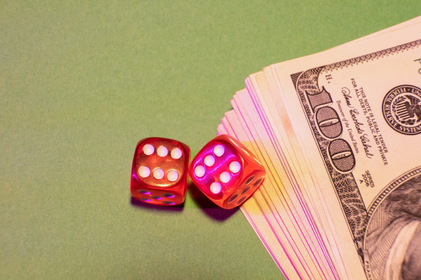 在骰子旁边的桌子上可以看到一块美元碎片。图片下载