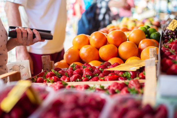 近距离拿着钱包图片下载