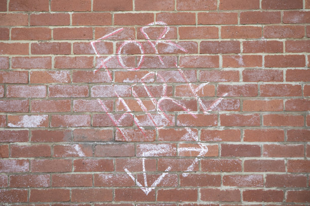 用粉笔写在砖墙上的招聘通知图片下载