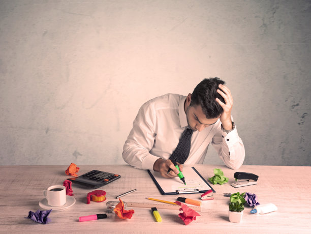 在办公室办公的商人图片下载