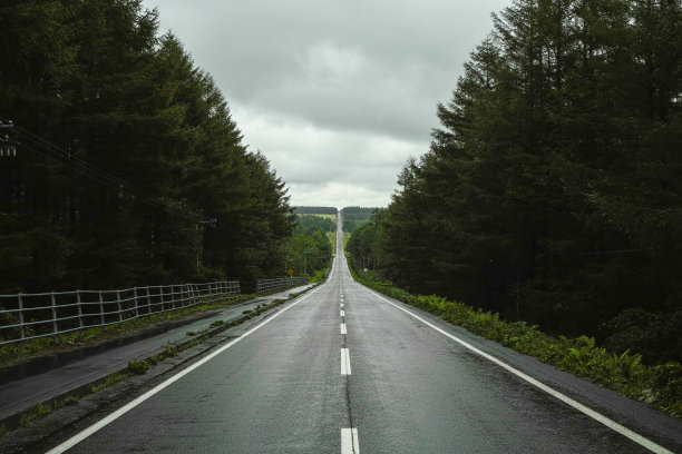呈直线延伸的道路图片下载