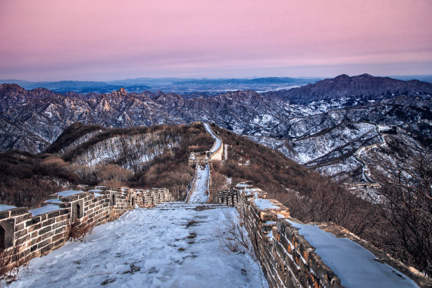 雪后的慕田峪长城在中国北京。中国长城，北京图片下载