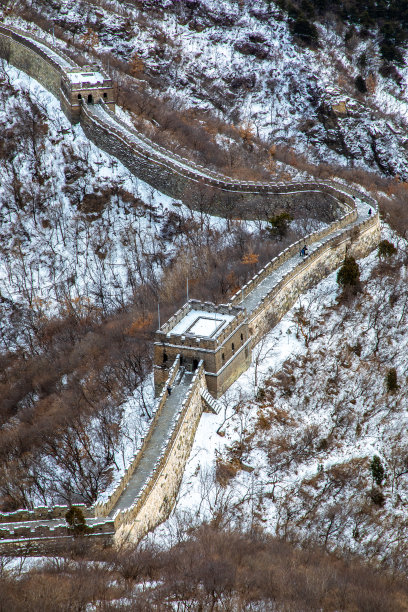 雪后的慕田峪长城在中国北京。中国长城，北京图片下载