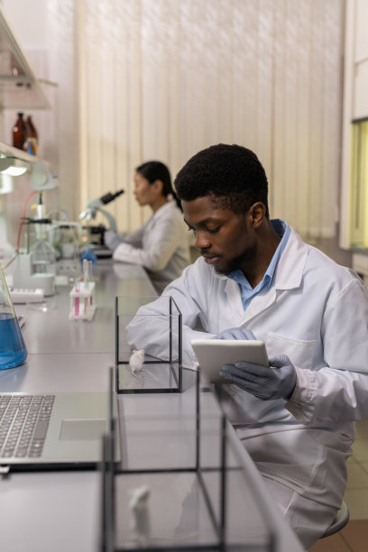 穿着白大褂的年轻男性科学家用小白鼠做实验图片下载