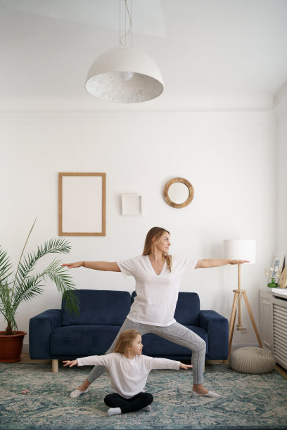 少儿瑜伽女教师培训小女孩图片下载