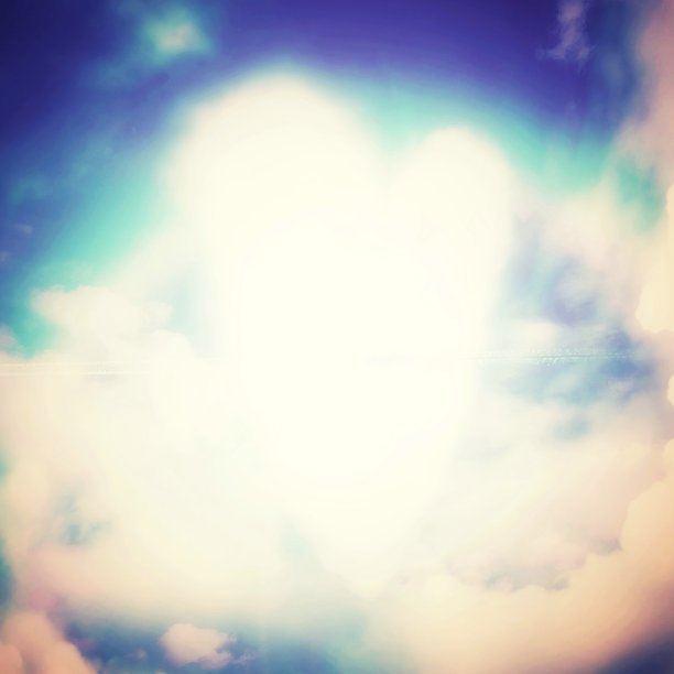 天空中抽象的心形云彩图片下载