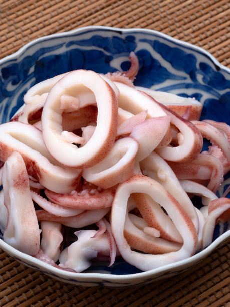 煮鱿鱼放在盘子里图片下载