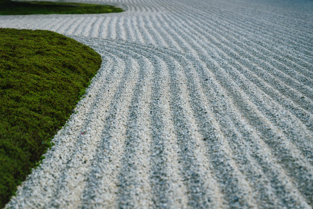 日本京都的一个禅宗花园中，铺满了碎石图片下载