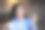 年轻女子享受她的咖啡，而工作或学习笔记本电脑在家庭办公室库存照片图片下载