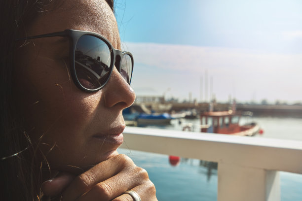 美丽的年轻女子在豪华游艇湾，准备起航。夏天的概念。图片下载
