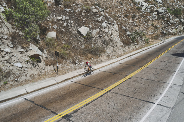 公路自行车：铁人三项运动员在美丽的自然环境中训练图片下载