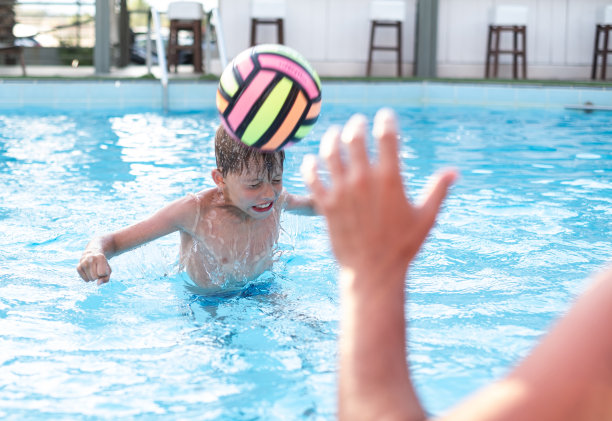 男孩用头把球踢进水池图片下载