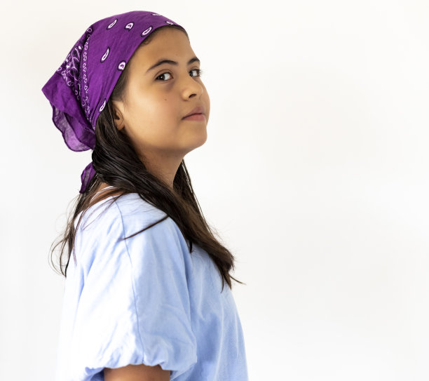 戴着紫色围巾的少女站在镜头前图片下载