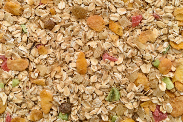 微距镜头的麦片粥与燕麦，玉米片和糖果热带水果图片下载