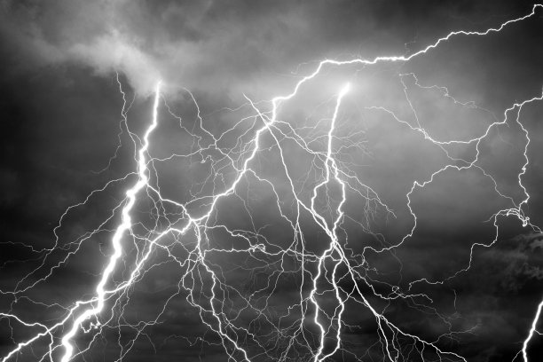 夏日风暴中的闪电图片下载