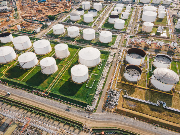 高空作业油加工在上午直接俯瞰亚洲原油和天然气石化工业和炼油厂的环境图片下载