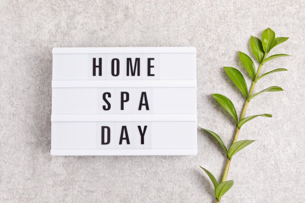带文字的灯箱居家spa日。自我关爱、健康、慢生活理念图片下载