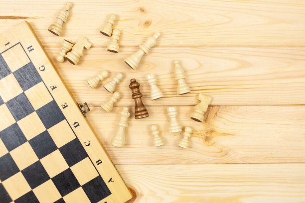 棋盘和棋子放在木桌上。流行的逻辑游戏的逻辑思维。图片下载