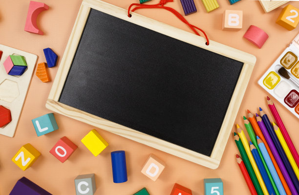 彩色的立方体，颜料，铅笔，积木，模型粘土在橙色的背景。有趣的数学，学龄前儿童的游戏。教育，回归学校理念图片下载