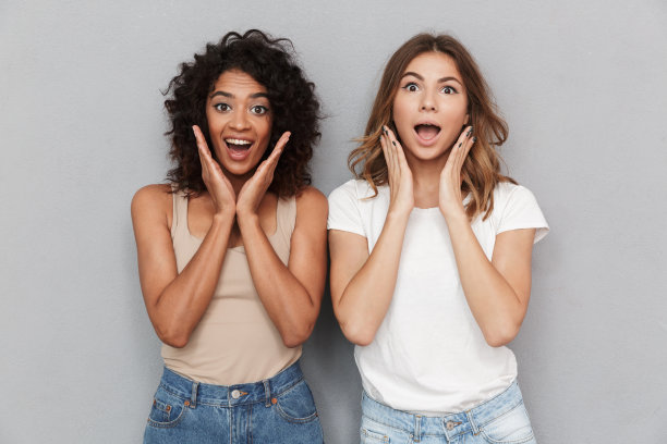 两个兴奋的年轻女人站在一起图片下载