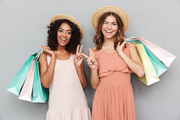 两个快乐的年轻女人的肖像图片下载