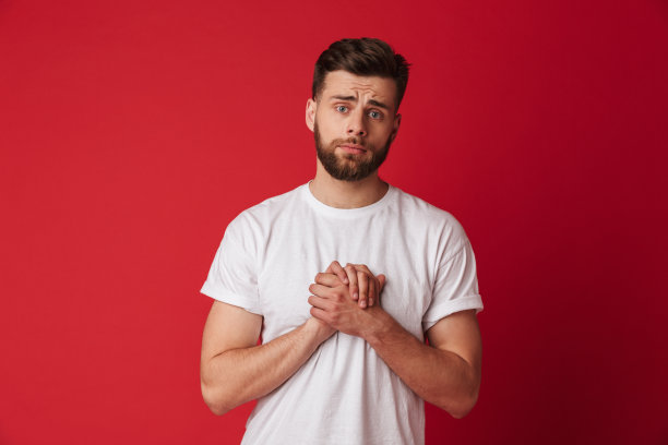 满怀希望的年轻人做个请的手势。图片下载