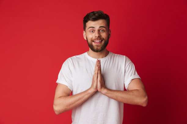 满怀希望的年轻人做个请的手势。图片下载