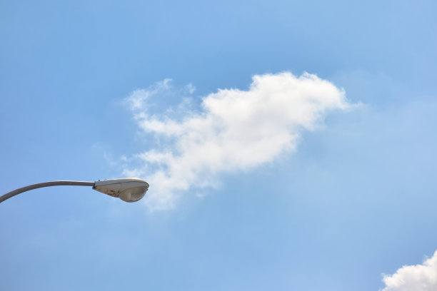 路灯白天熄灯，天空一片蔚蓝，乌云密布图片下载