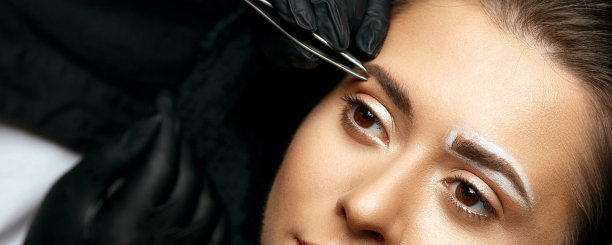 化妆师用镊子矫正眉毛图片下载