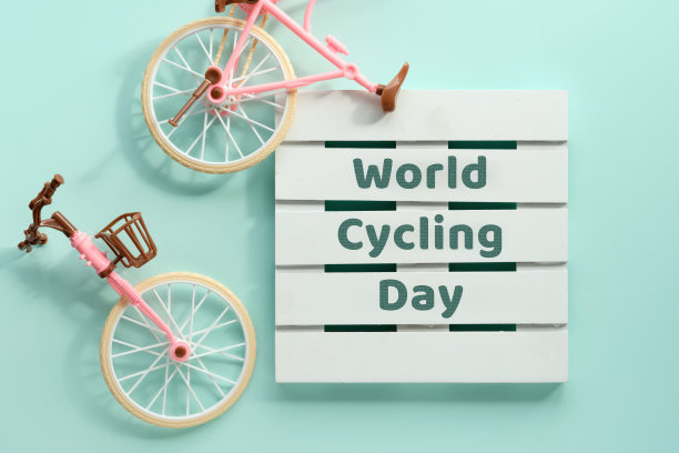 世界自行车日，自行车日在6月3日。玩具模型城市自行车与薄荷蓝色的背景阴影。平铺，俯视图，简约复古概念设计图片下载