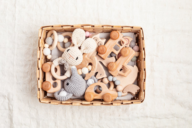 环保儿童木制玩具。可持续的，发展的，感官玩具的婴儿和学步儿童图片下载