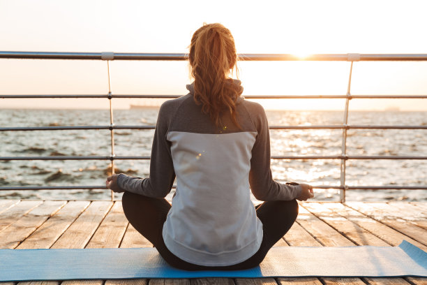 一个年轻女孩沉思的背影图片下载