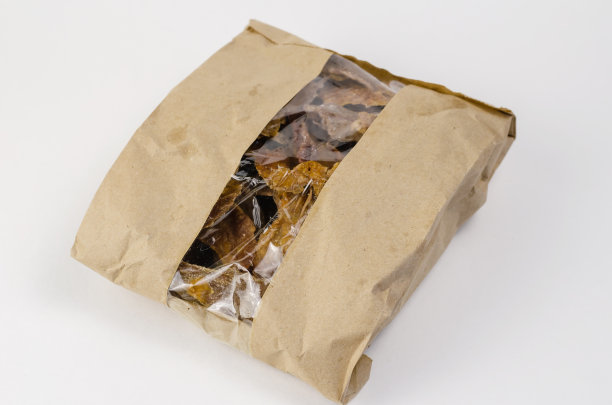 宠物零食装在带窗户的棕色纸袋里。带pi牛皮袋图片下载