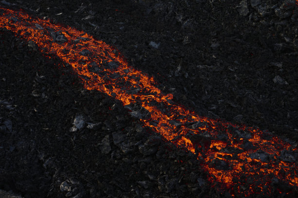 在粗糙的地面上流动的火成岩图片下载