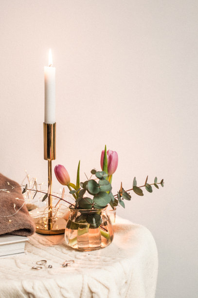 家里的角落里放着一本书，蜡烛，暖和的毛衣和戒指，一束鲜花。图片下载