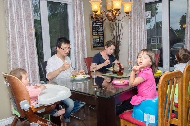 混血家庭在家吃饭图片下载