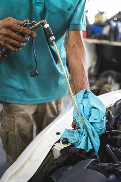 机械式机油从车库的发动机中吸出。图片下载
