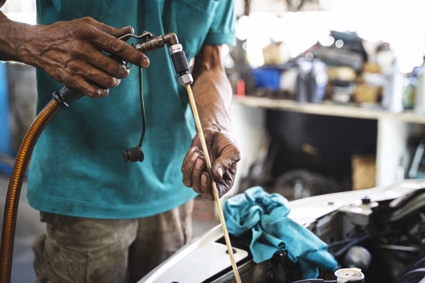 机械式机油从车库的发动机中吸出。图片下载