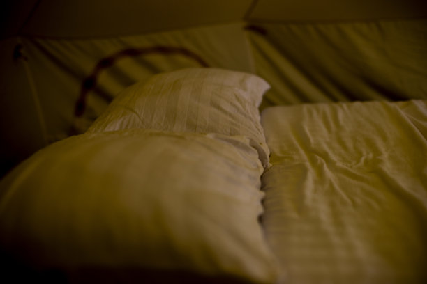 近距离拍照的两个枕头和模糊的照片边缘图片下载