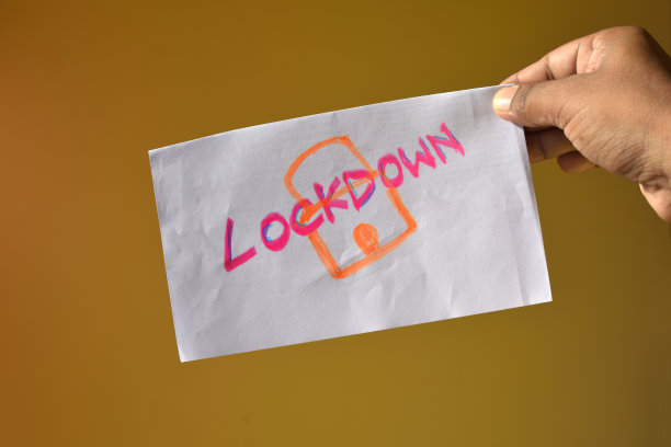 这是一张写着"禁闭"的纸的特写。图片下载