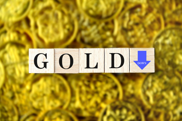 带有“金”字和向下箭头的金币和木块图片下载