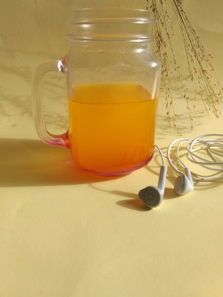 用玻璃杯盛着的饮料放在桌上图片下载