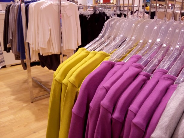 零售商店地板上的晾衣架图片下载