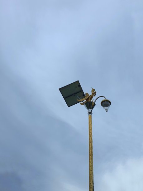 泰国沙摩普拉坎，2012.1年6月16日，在沙摩普拉坎拉差Thewa街道行政组织单位的太阳能电杆和腐败灯笼图片下载