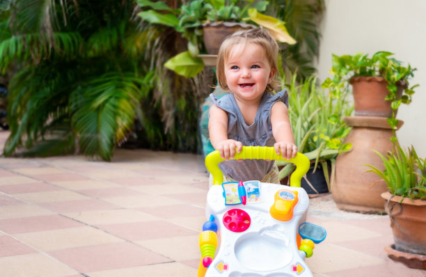 带着学步车的婴儿图片下载